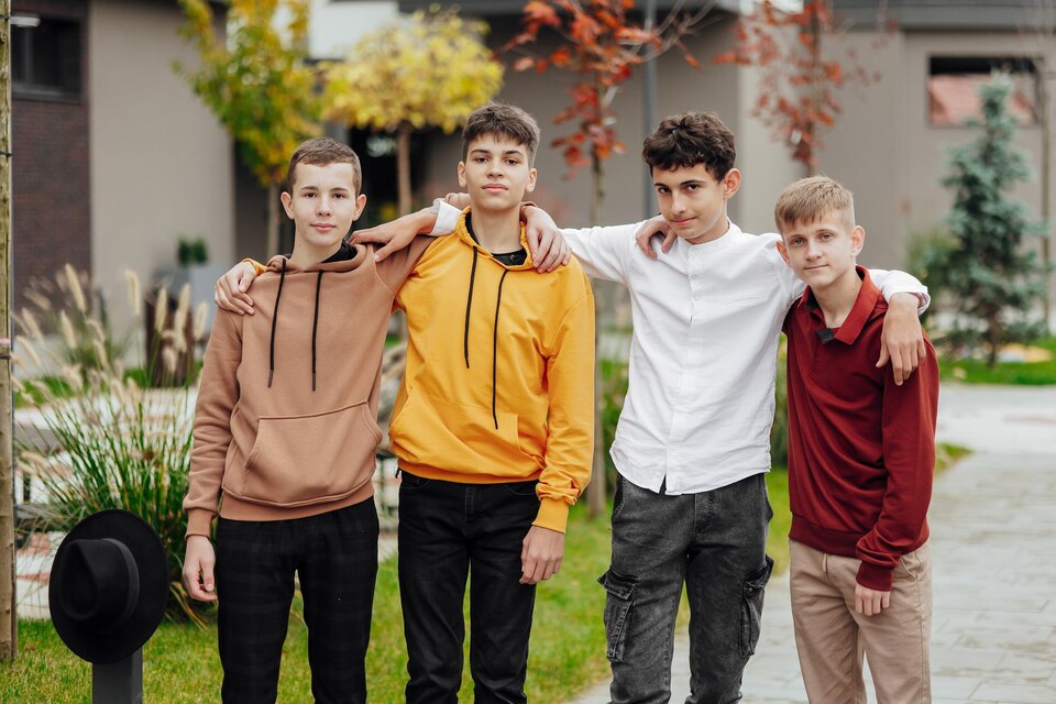 همدلی و ارتباط موثر در شکل‌گیری هویت اجتماعی و سازگاری نوجوانان با گروه‌های همسال